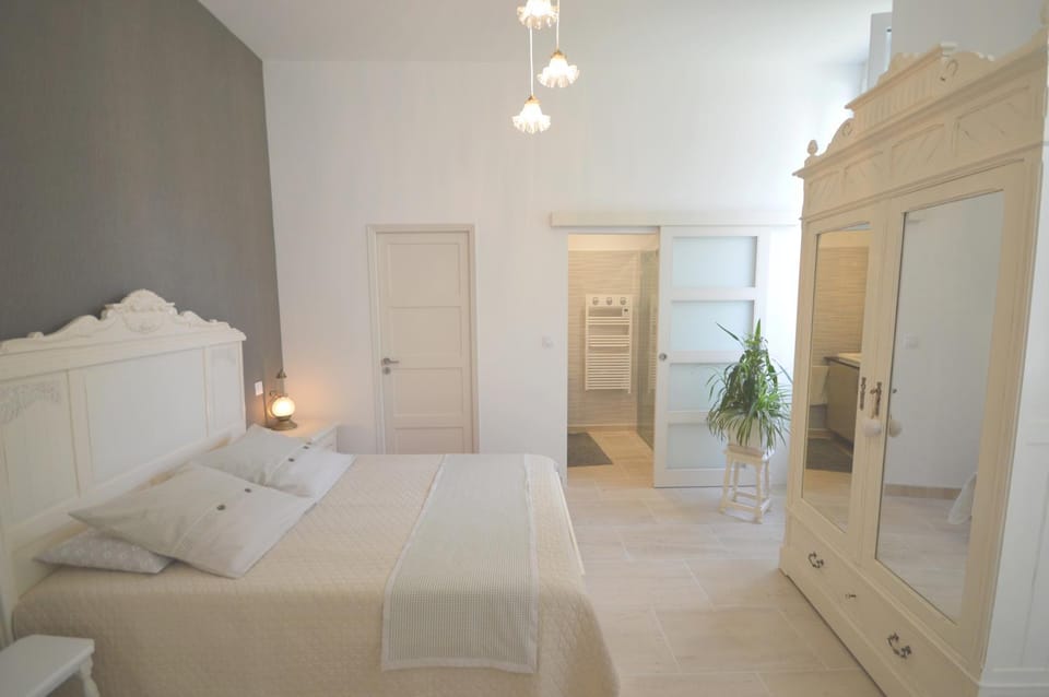 Bed, Photo of the whole room, Bedroom, wardrobe