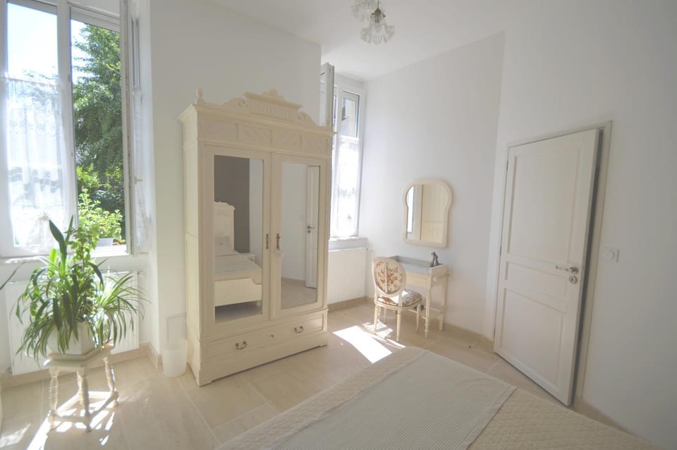 Photo of the whole room, Bedroom, wardrobe