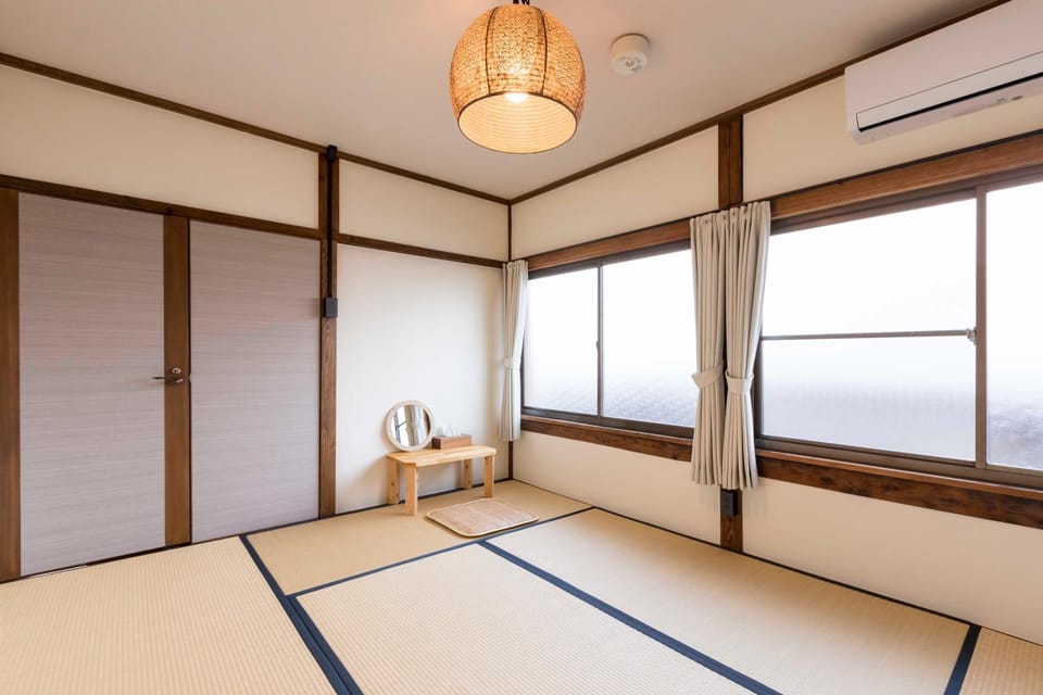 Photo of the whole room, air conditioner