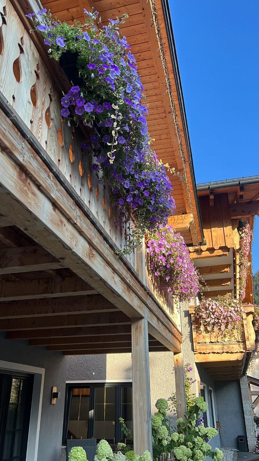 Property building, Summer, Balcony/Terrace