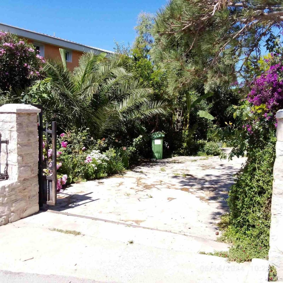 Property building, Garden, Parking