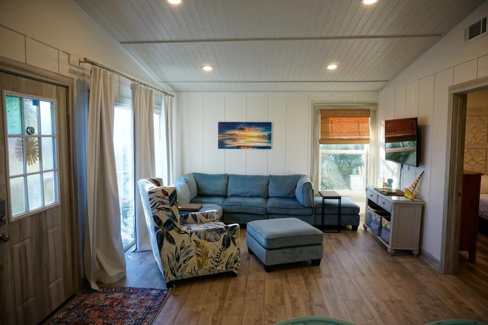 Anna Maria Island Beach Shack Walk to Beach & Bay House in Bradenton Beach