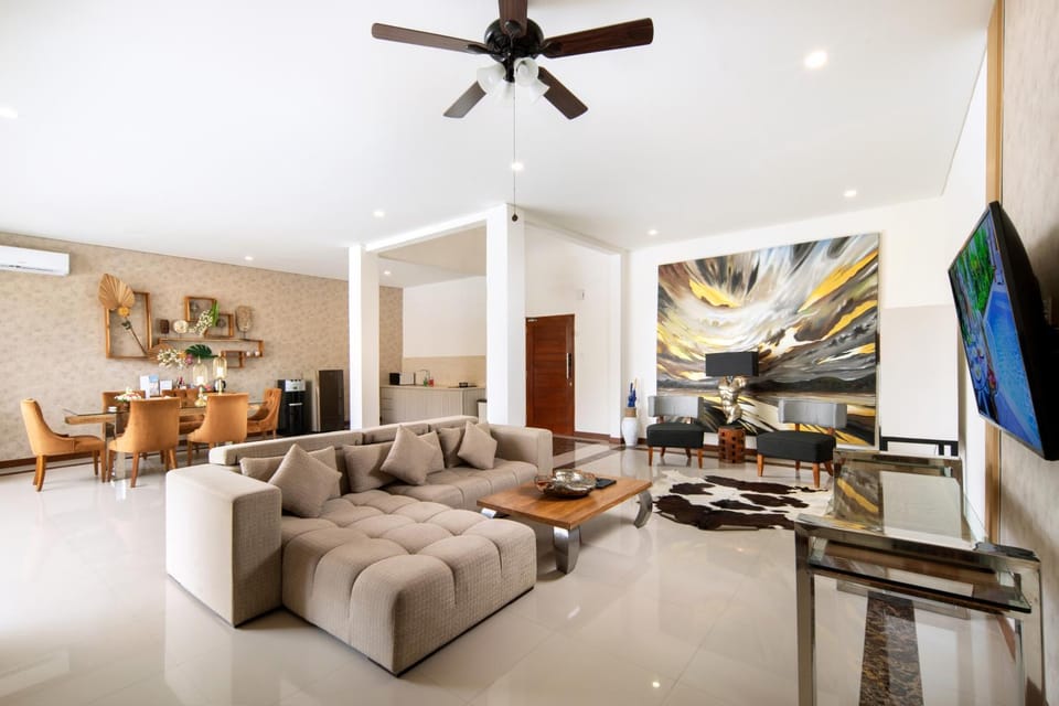 Communal lounge/ TV room, Living room, Dining area