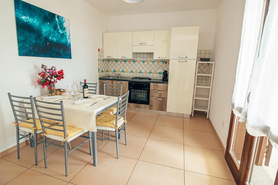 Kitchen or kitchenette, Dining area