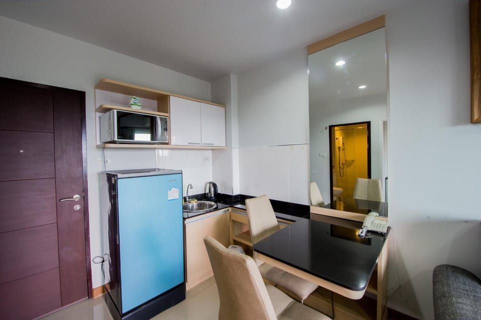 Kitchen or kitchenette, Dining area, minibar