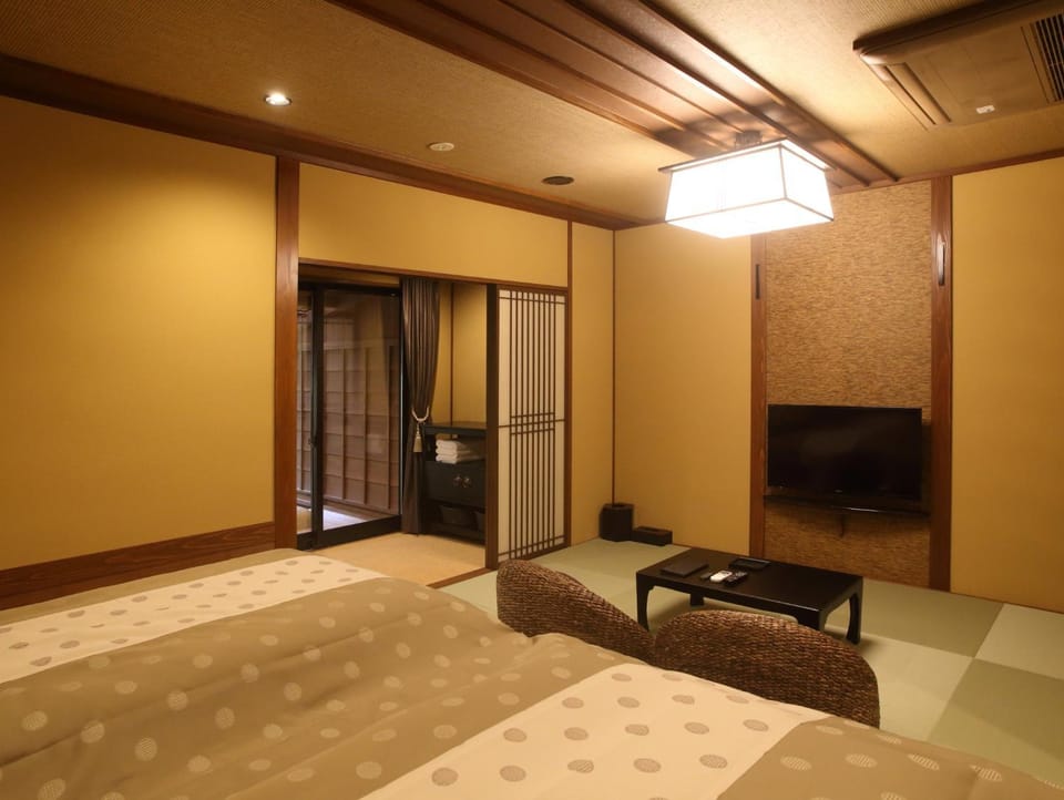 Kanazawa Yuwaku Onsen Kokarian Ryokan in Kanazawa
