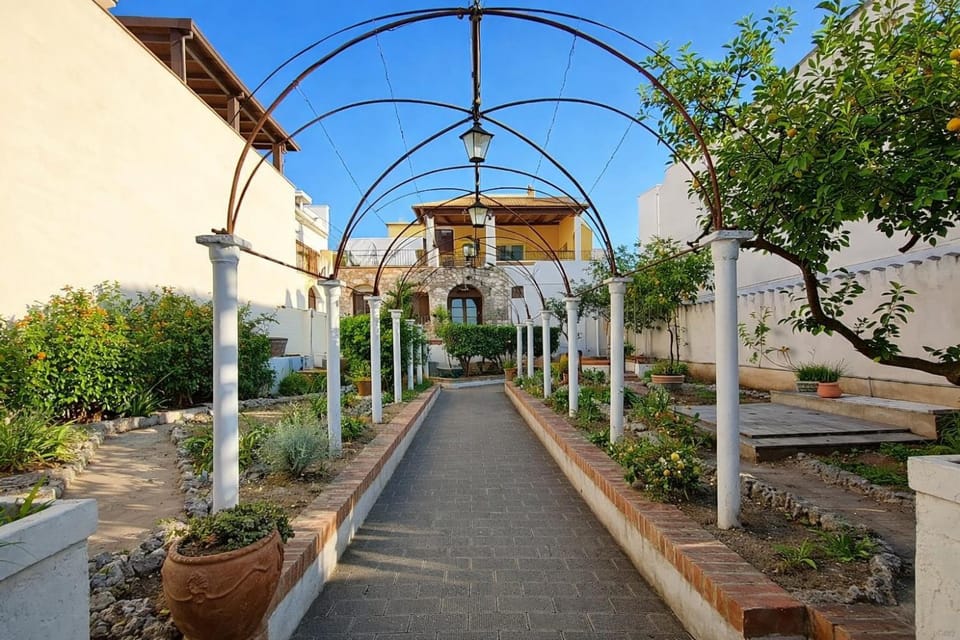 Property building, Facade/entrance, Garden, Garden view