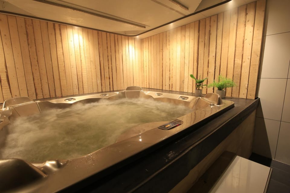 Hot Tub, Hot Tub
