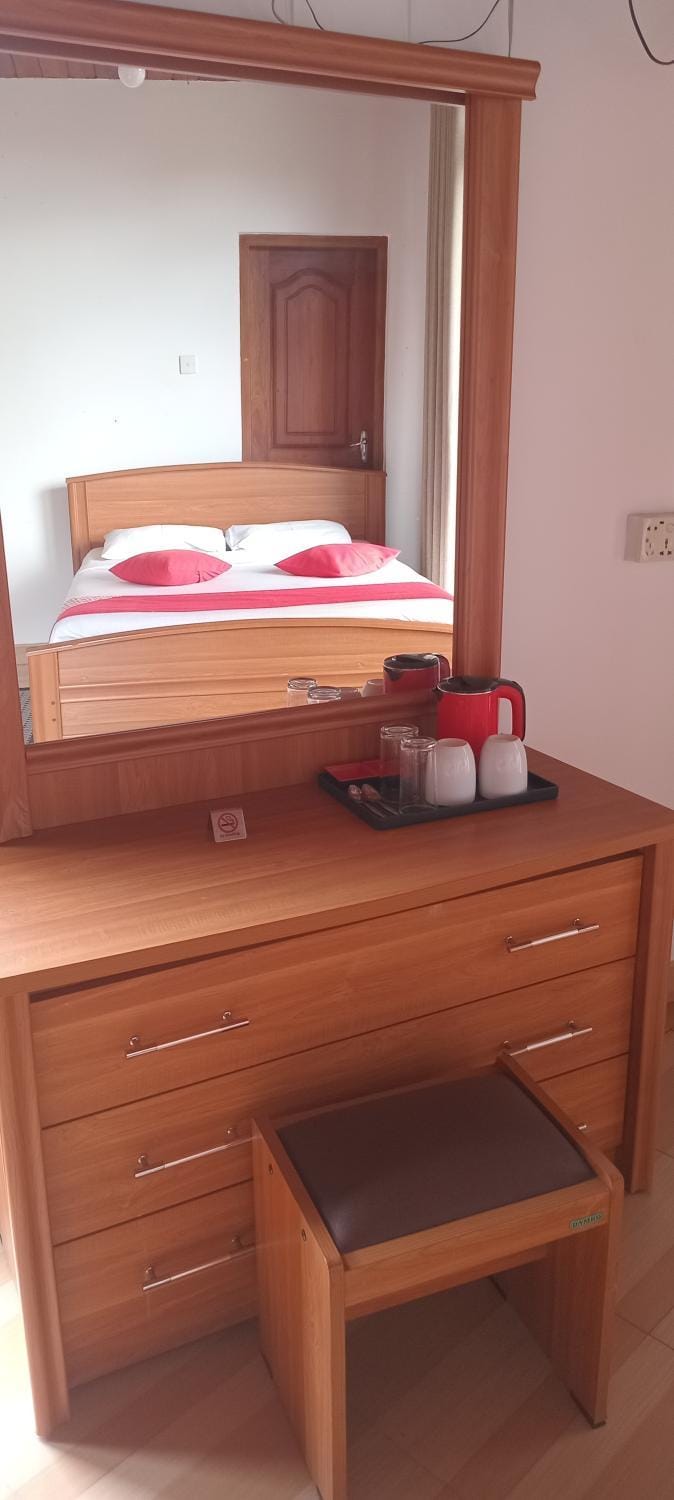 Photo of the whole room, Bedroom, wardrobe