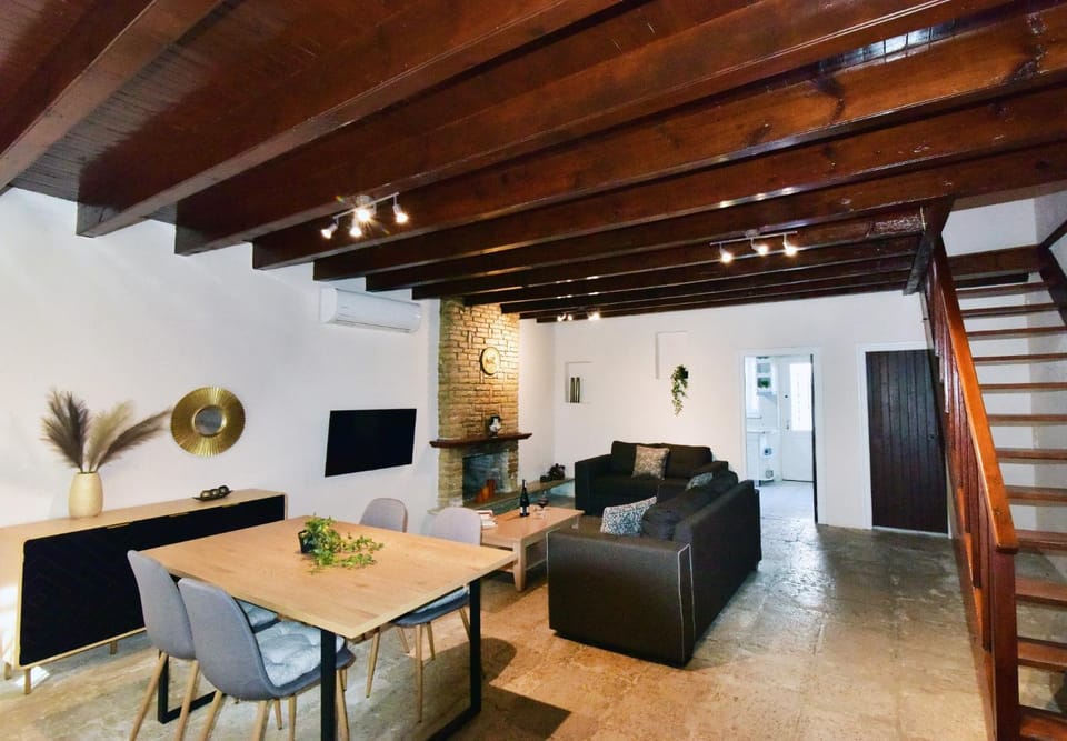 TV and multimedia, Living room, Dining area