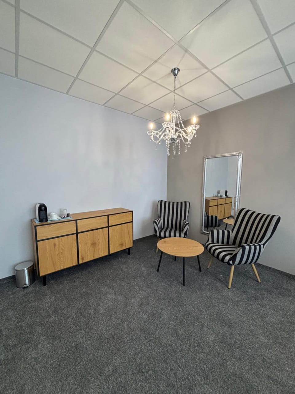 City Hotel B&B, reception 24 7, 800m od-from R1, free parking Hotel in Slovakia
