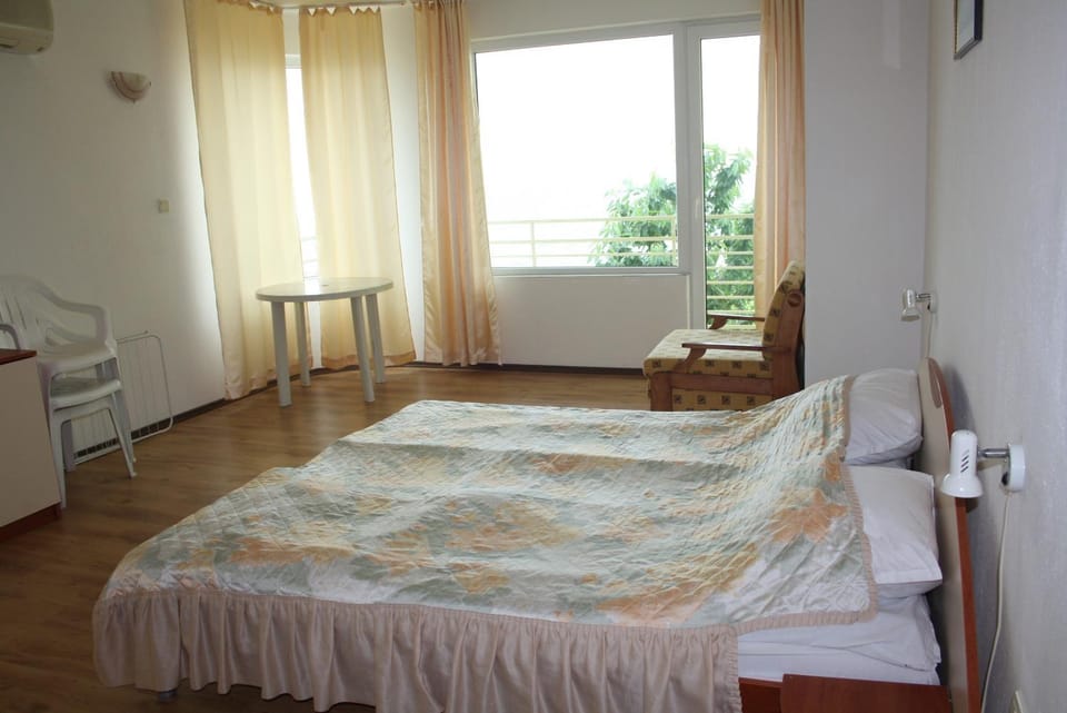 Day, Photo of the whole room