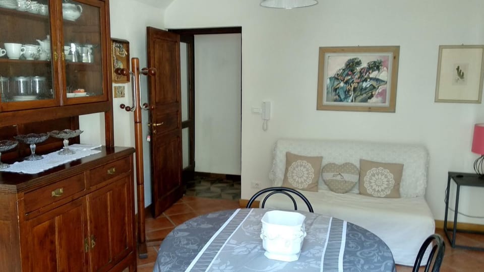 Kitchen or kitchenette, Seating area, Dining area