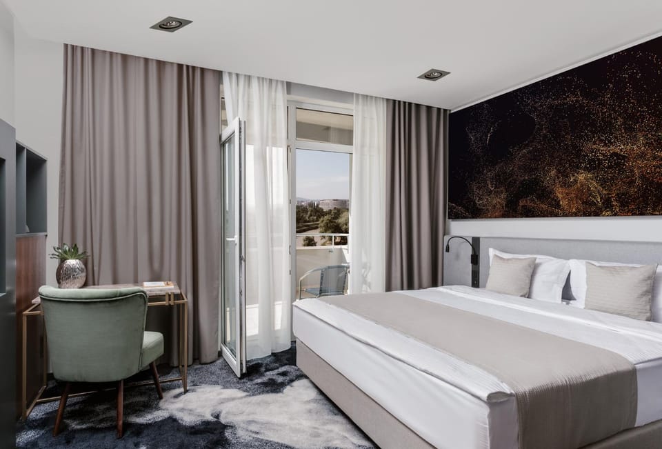 Bed, Other, Photo of the whole room, Decorative detail, River view