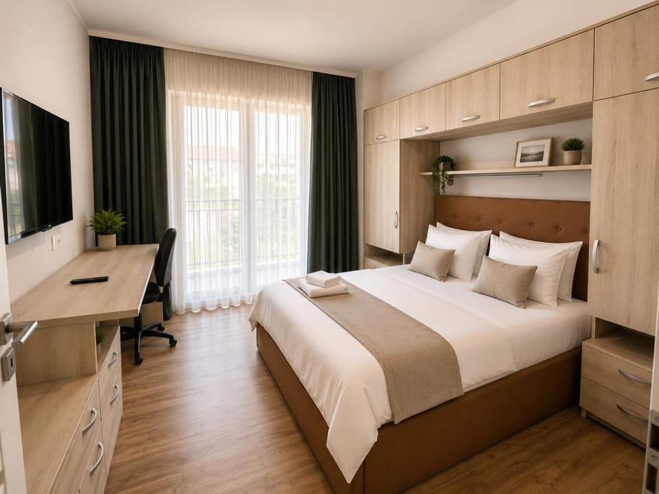 Bed, TV and multimedia, Photo of the whole room, Bedroom