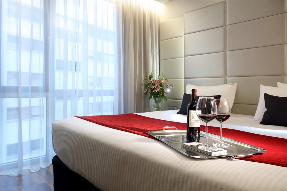Bed, Photo of the whole room, Decorative detail, Bedroom, Alcoholic drinks