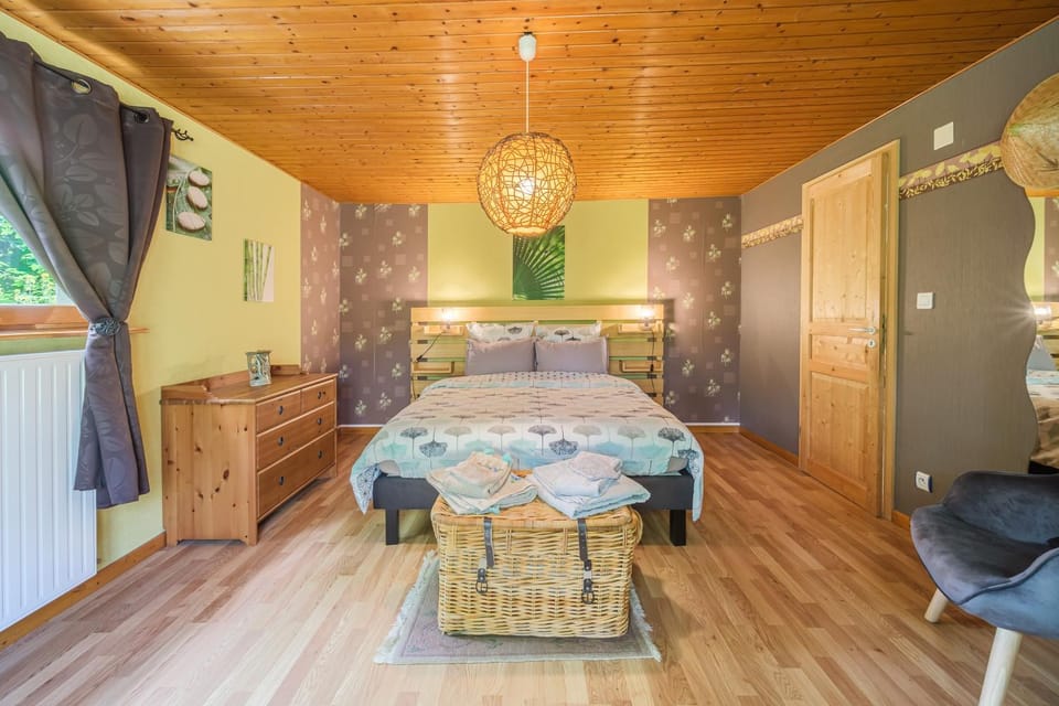 Photo of the whole room, Bedroom