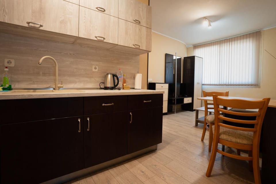 TV and multimedia, Kitchen or kitchenette, Living room, Seating area