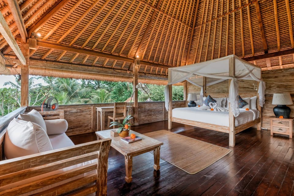 Bed, Photo of the whole room, Seating area, Bedroom