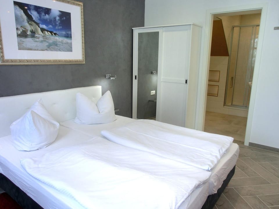 Bed, Photo of the whole room, wardrobe