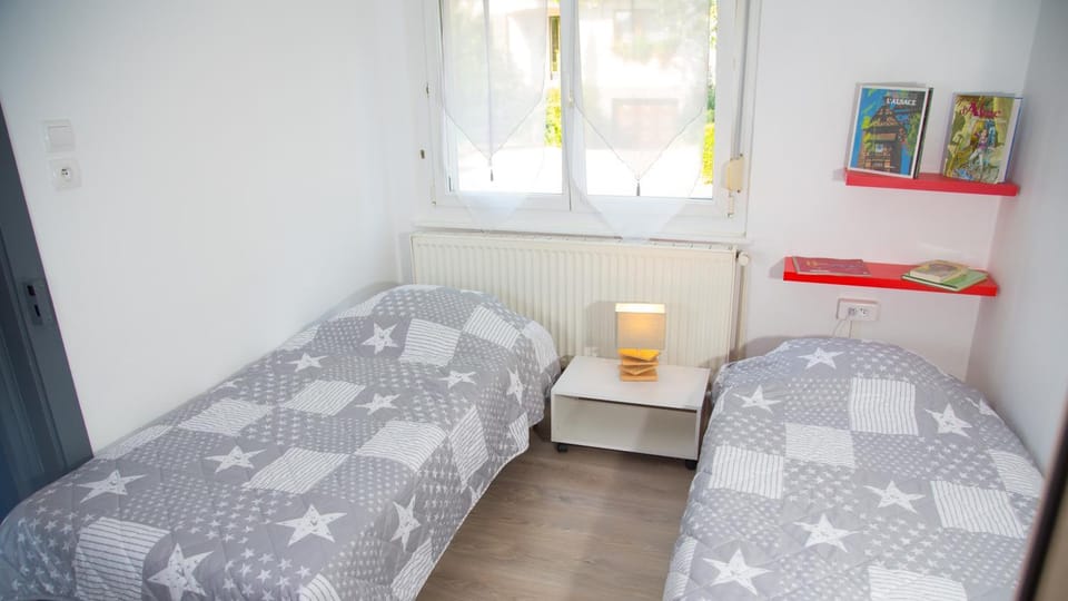 Photo of the whole room, Bedroom