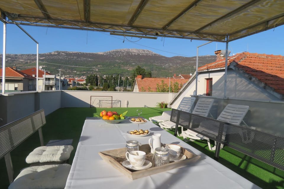 Property building, Restaurant/places to eat, Balcony/Terrace, Mountain view, Breakfast