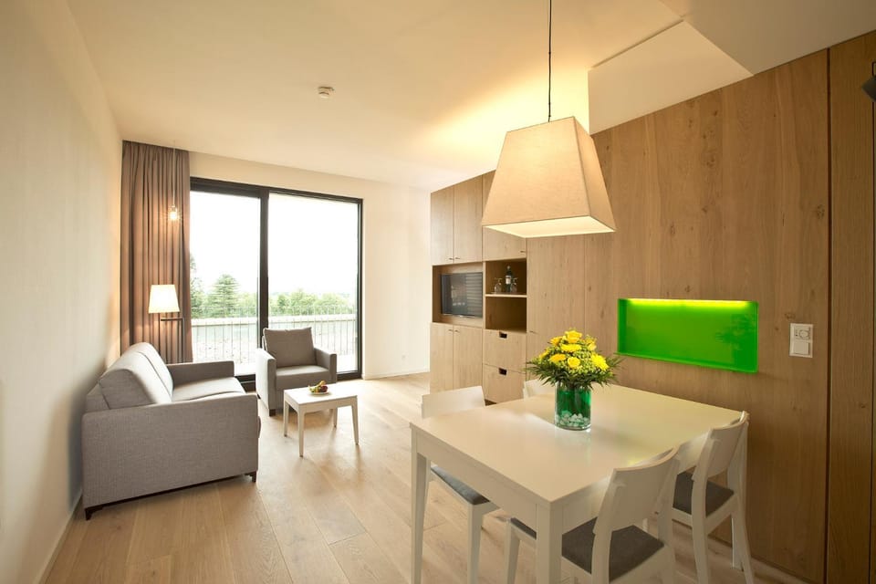 Day, Dining area