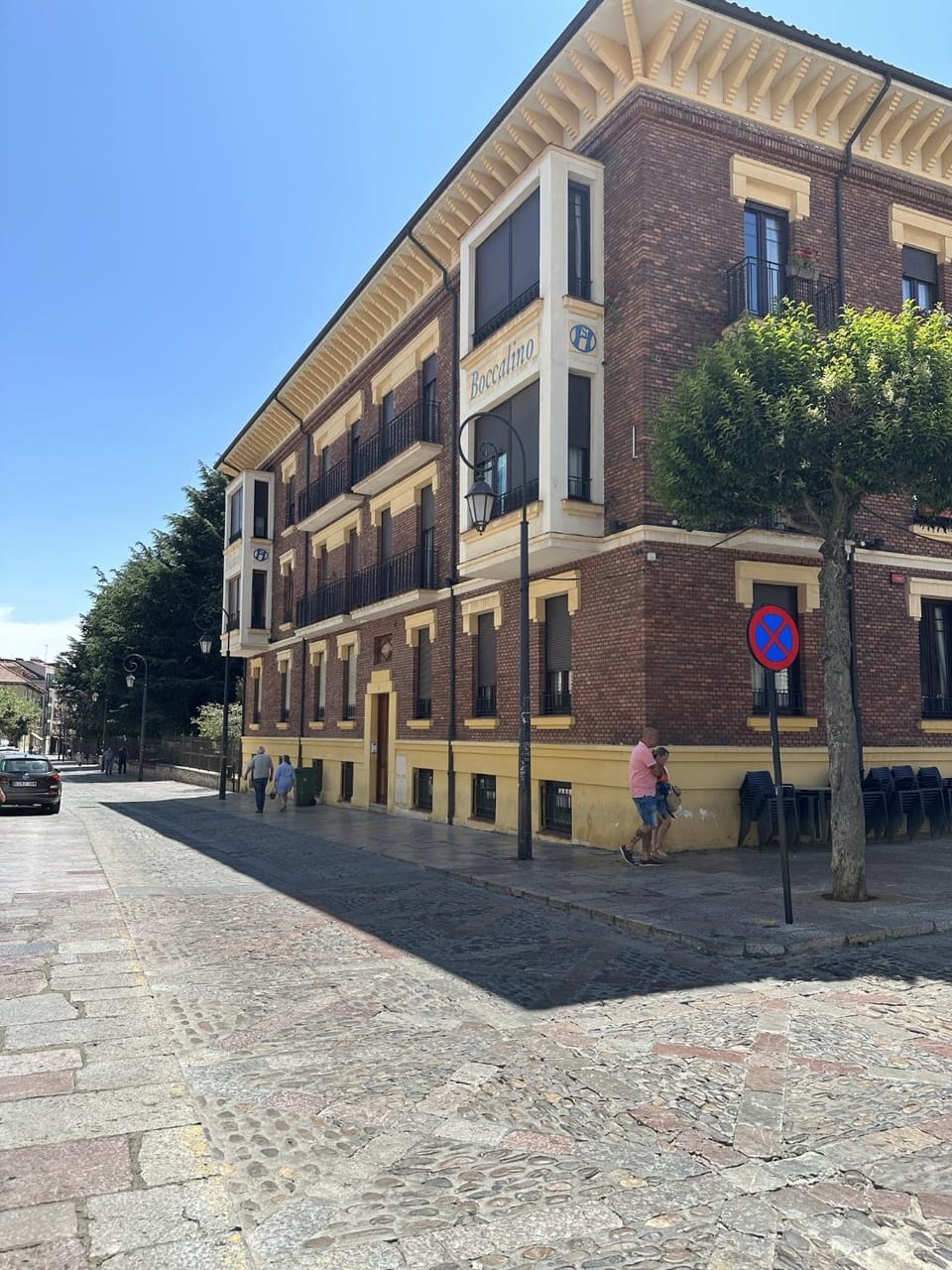 Facade/entrance, Neighbourhood