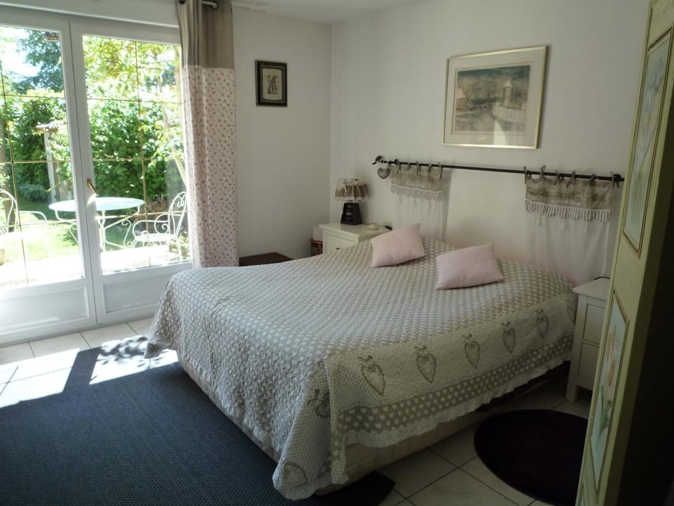 Bed, Garden, Photo of the whole room, Bedroom