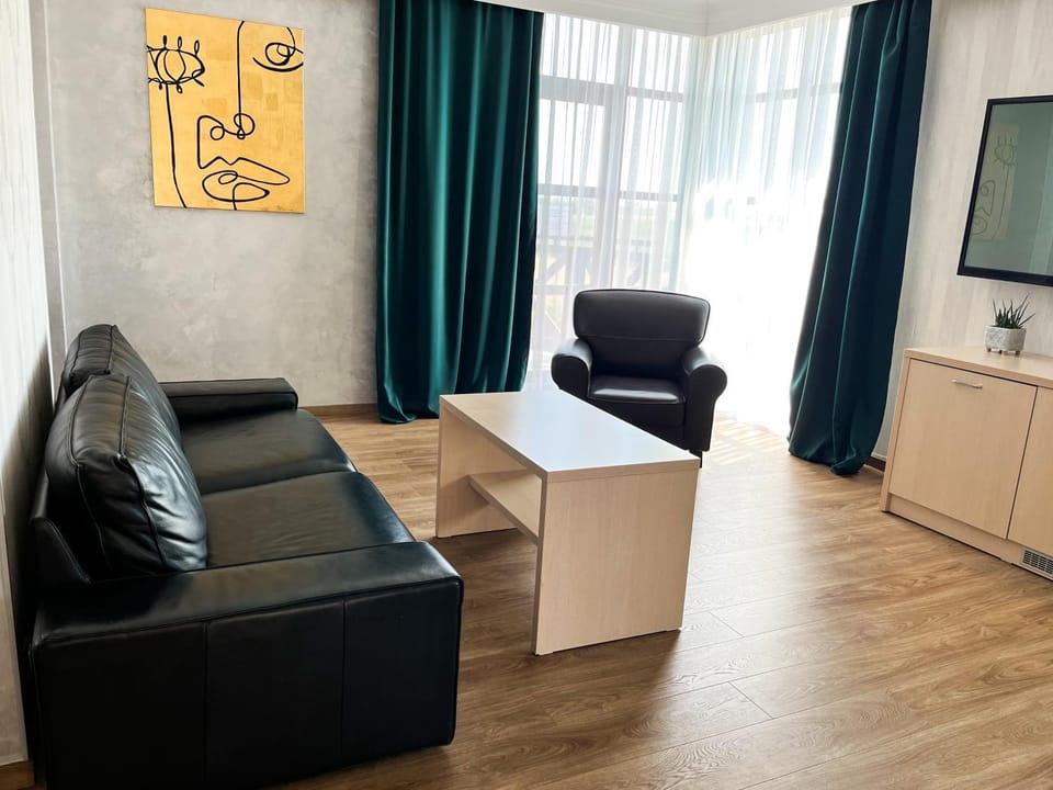 TV and multimedia, Living room, Seating area, Evening entertainment