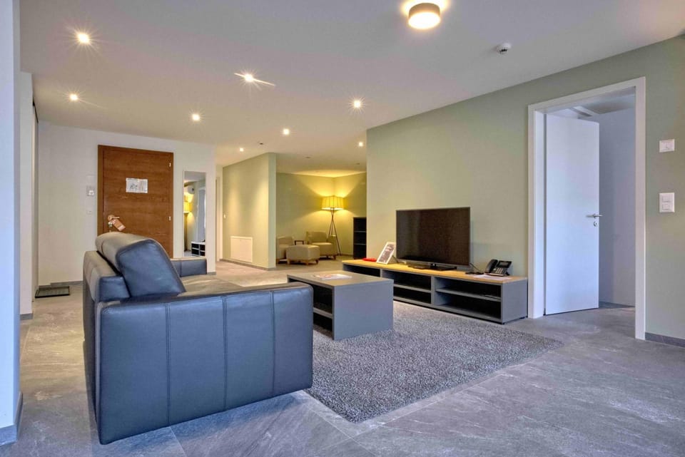 TV and multimedia, Living room, Seating area, internet, air conditioner