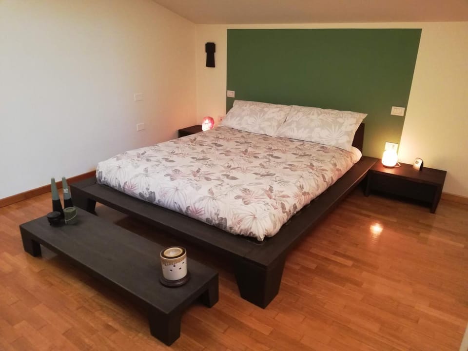 Photo of the whole room, Bedroom