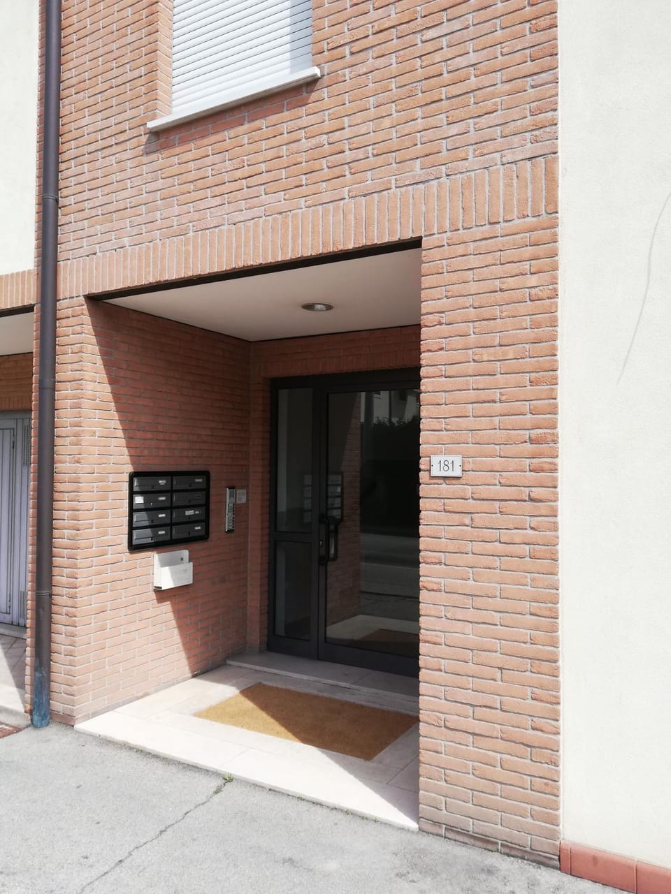Facade/entrance