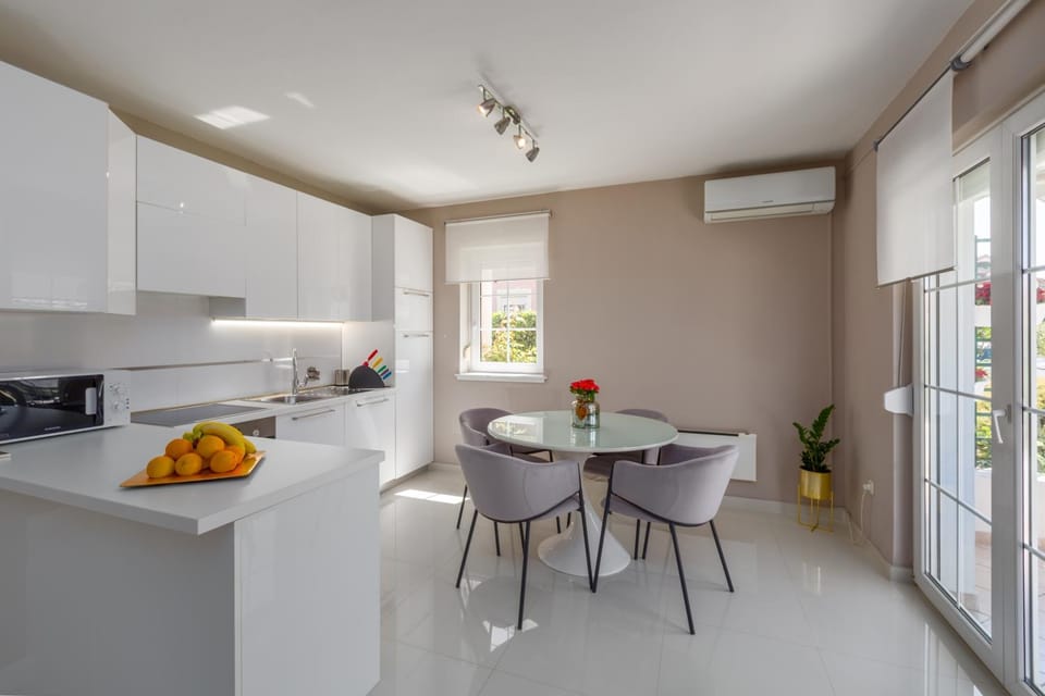 Kitchen or kitchenette, Dining area, stove