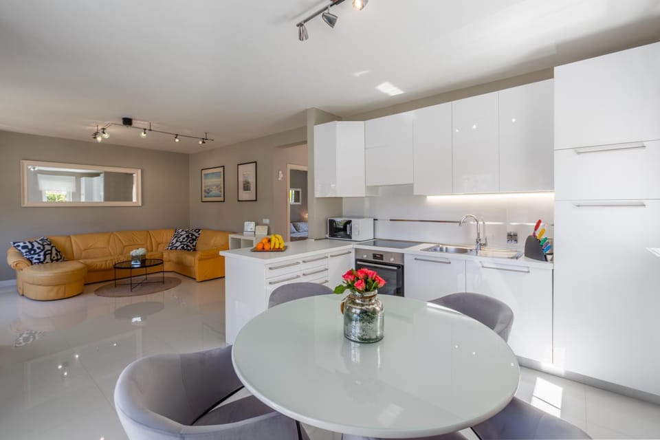 minibar, stove, kitchen
