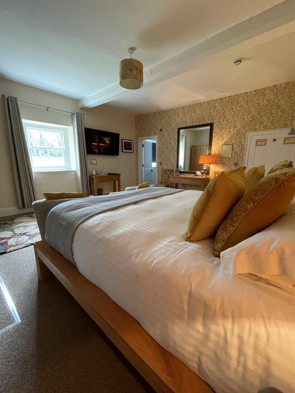 Bed, TV and multimedia, Bedroom