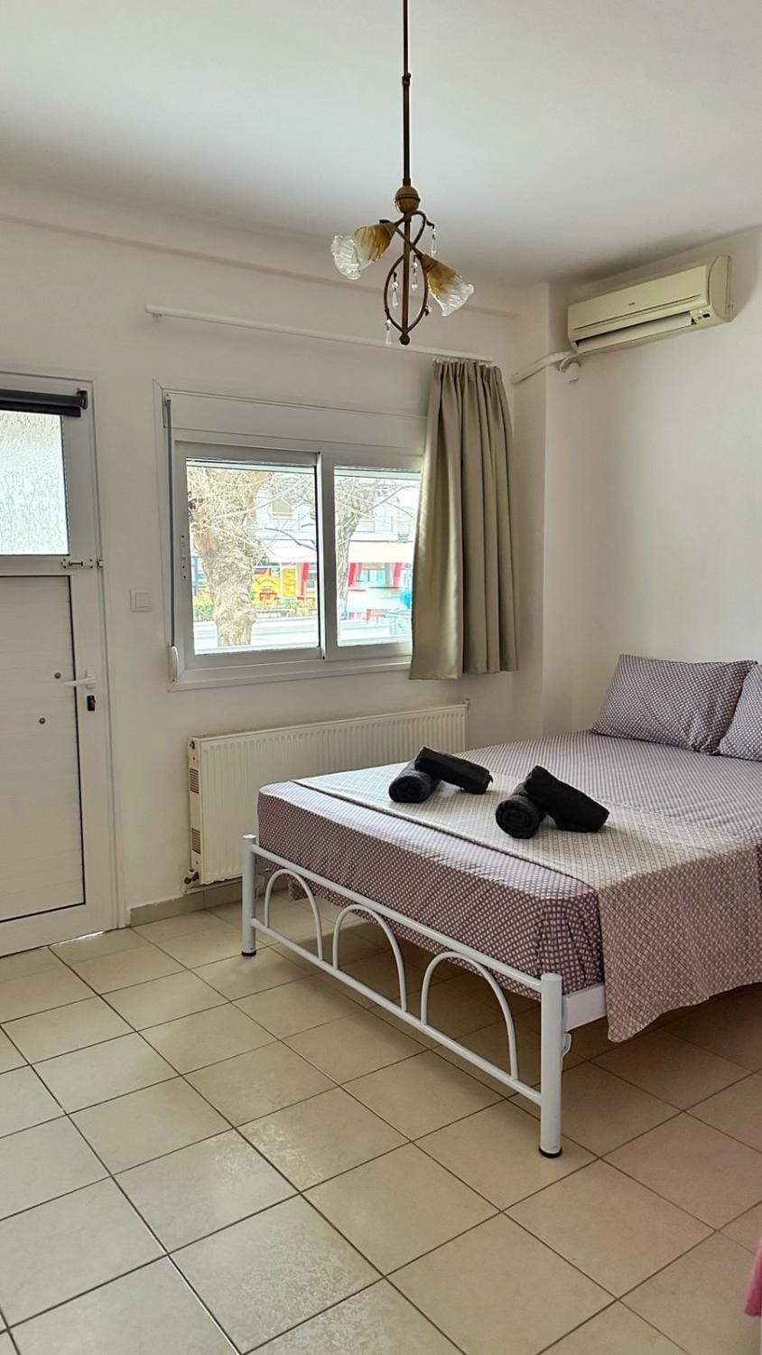 Bed, towels, air conditioner