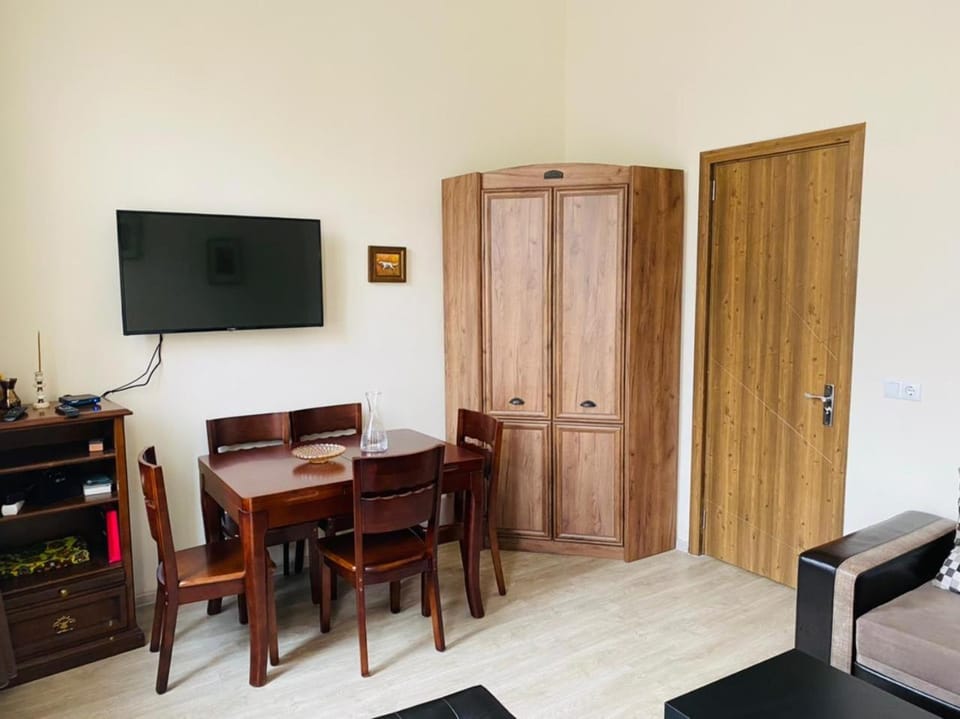 TV and multimedia, Living room, Seating area, Dining area