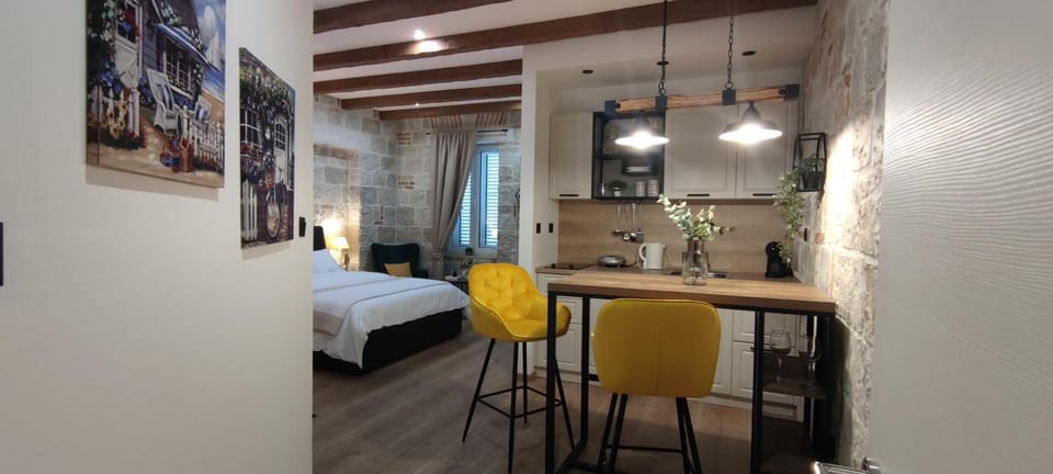 Kitchen or kitchenette, Seating area, Dining area, hair dresser