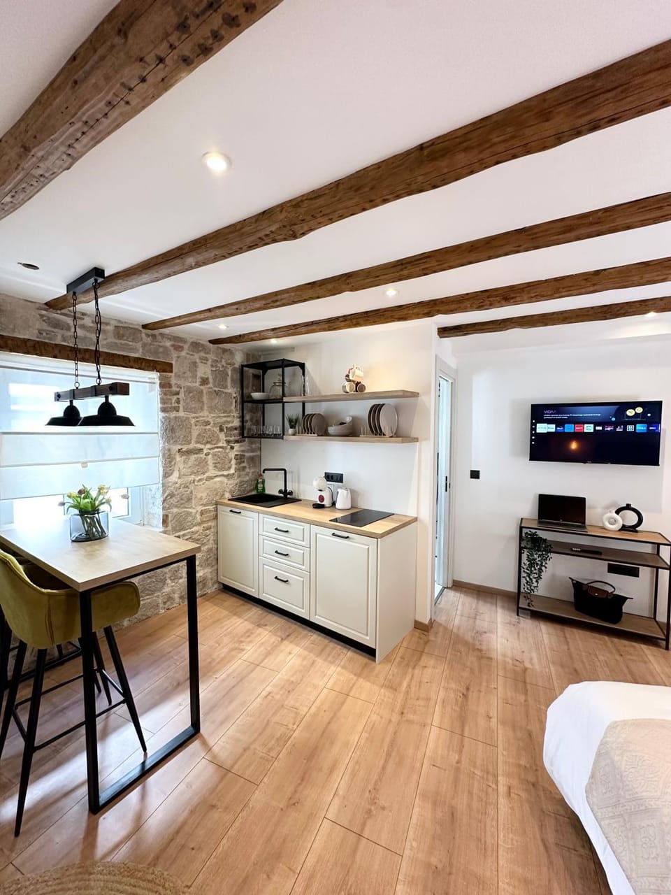 Coffee/tea facilities, Kitchen or kitchenette, Dining area, stove, toaster
