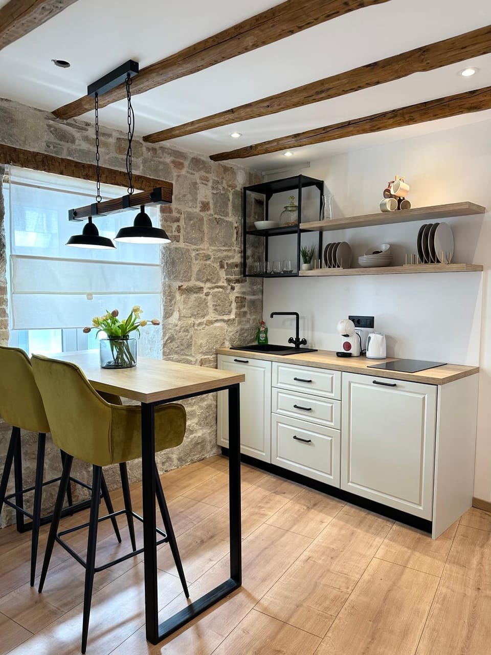 Coffee/tea facilities, Kitchen or kitchenette, Dining area, stove