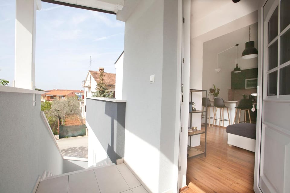 Facade/entrance, Balcony/Terrace