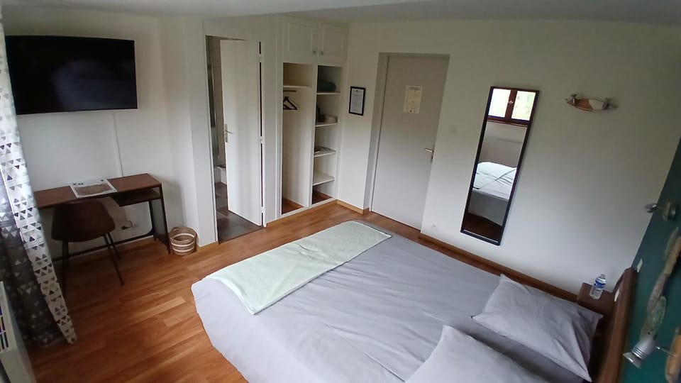 Bed, TV and multimedia, Photo of the whole room, Bedroom, wardrobe