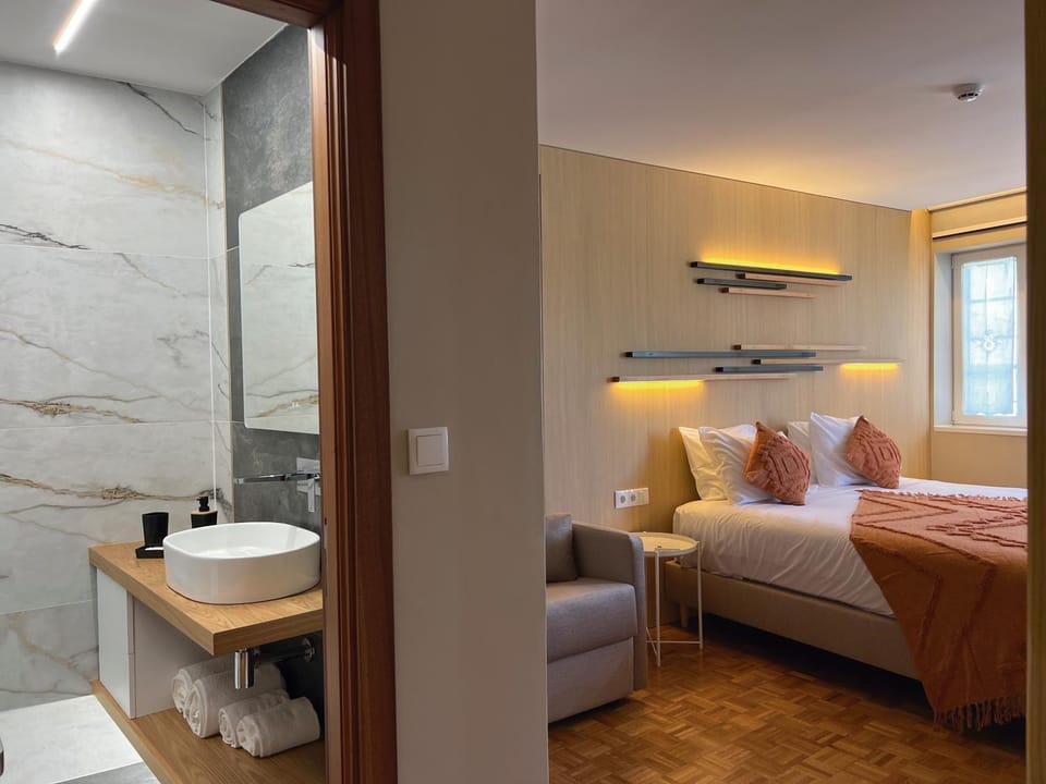 Bed, Bathroom, Photo of the whole room, Bedroom