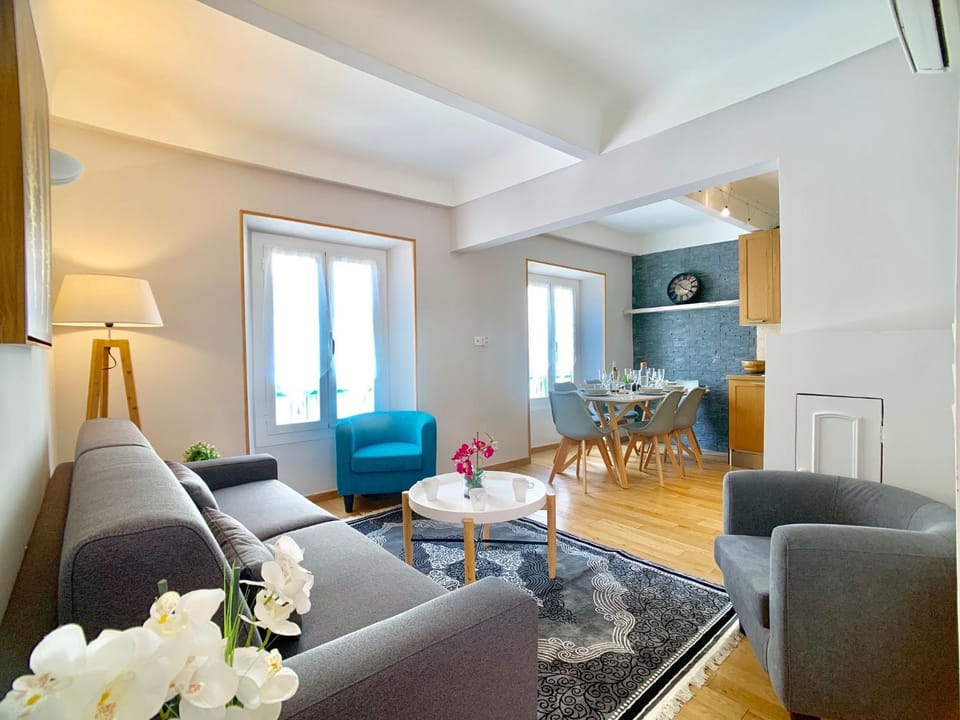 Bed, Coffee/tea facilities, Living room, Dining area