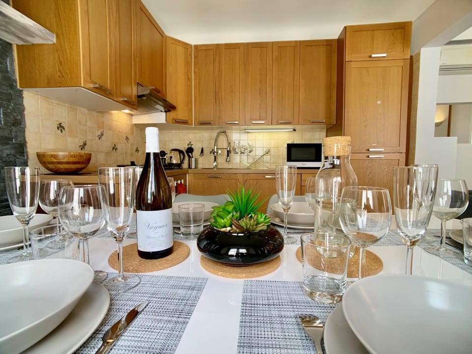 Kitchen or kitchenette, Dining area