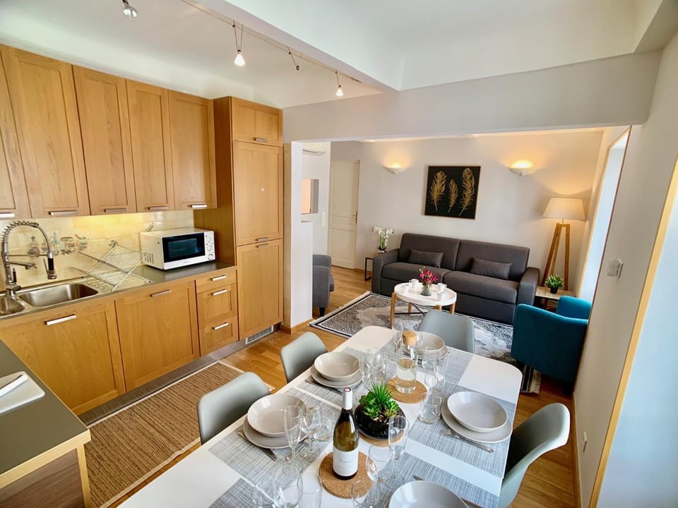 TV and multimedia, Coffee/tea facilities, Kitchen or kitchenette, Living room, Dining area