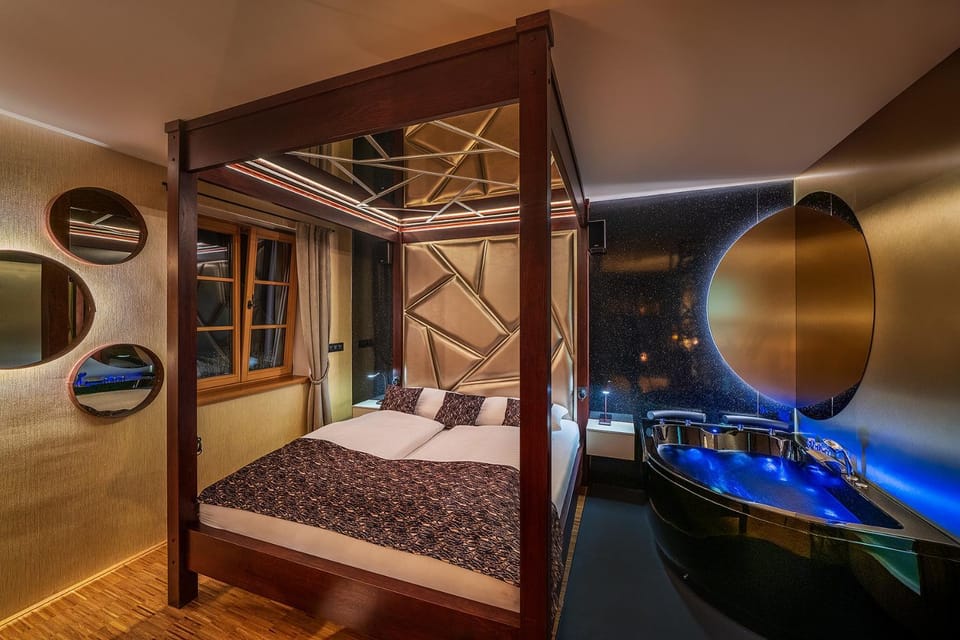 Bed, Hot Tub, Bedroom