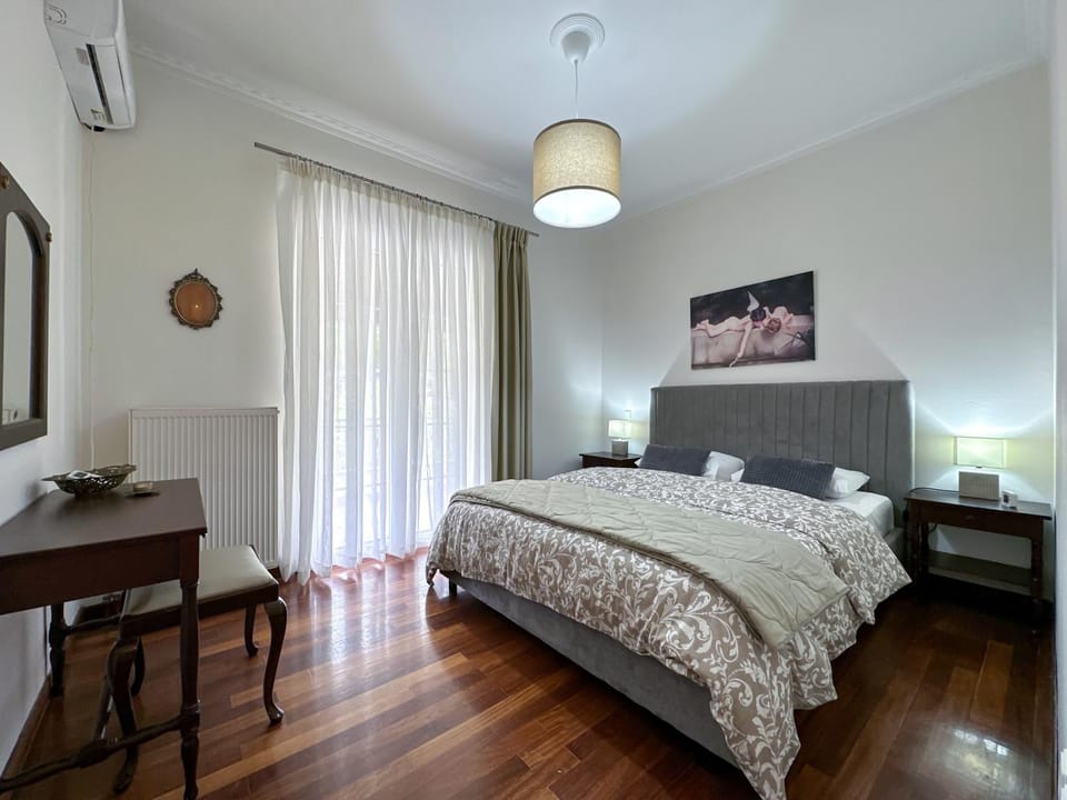 Bed, TV and multimedia, Photo of the whole room, Seating area, Bedroom, hair dresser, air conditioner