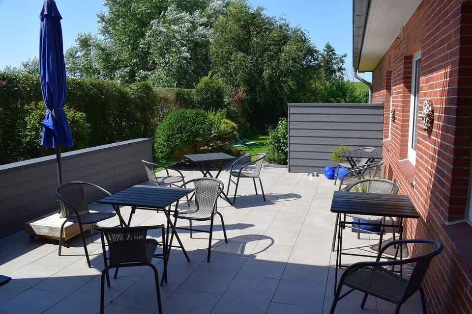 Property building, Garden, Balcony/Terrace, Seating area, Dining area, Garden view